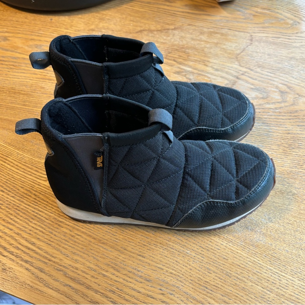 Black Teva Ember mid boots
